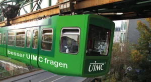 Wuppertaler Schwebebahn mit UIMC Slogan